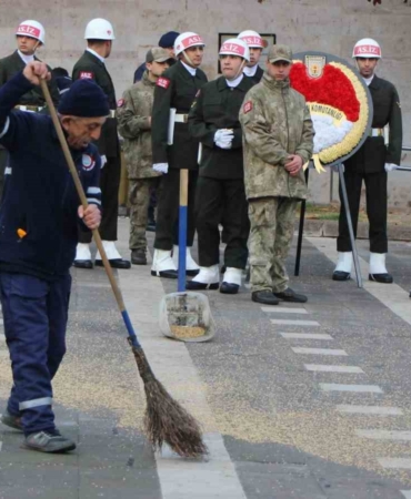 bugdaylar-ayak-altinda-kalmasin-diye-zamanla-yarisip-toren-alanini-temizledi-bugday-nimettir-ekmektir-1ssNx5CK.jpg