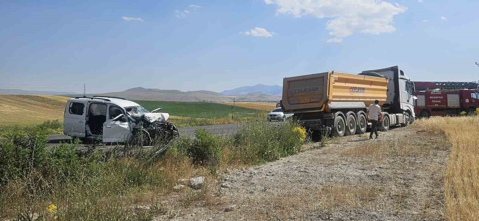 Bulanık’ta kamyonla kamyonet kafa kafaya çarpıştı: 2 ölü, 2 yaralı 6 bulanikta kamyonla kamyonet kafa kafaya carpisti 2 olu 2 yarali 2 JVY3FYJy