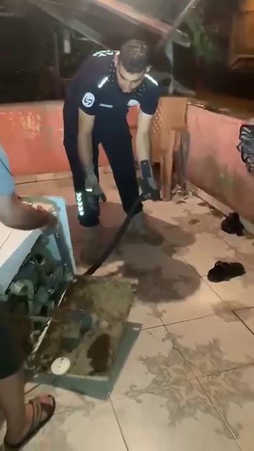 bulasik makinesine giren 2 metrelik karayilani itfaiye cikardi 0 eOyuSi5R
