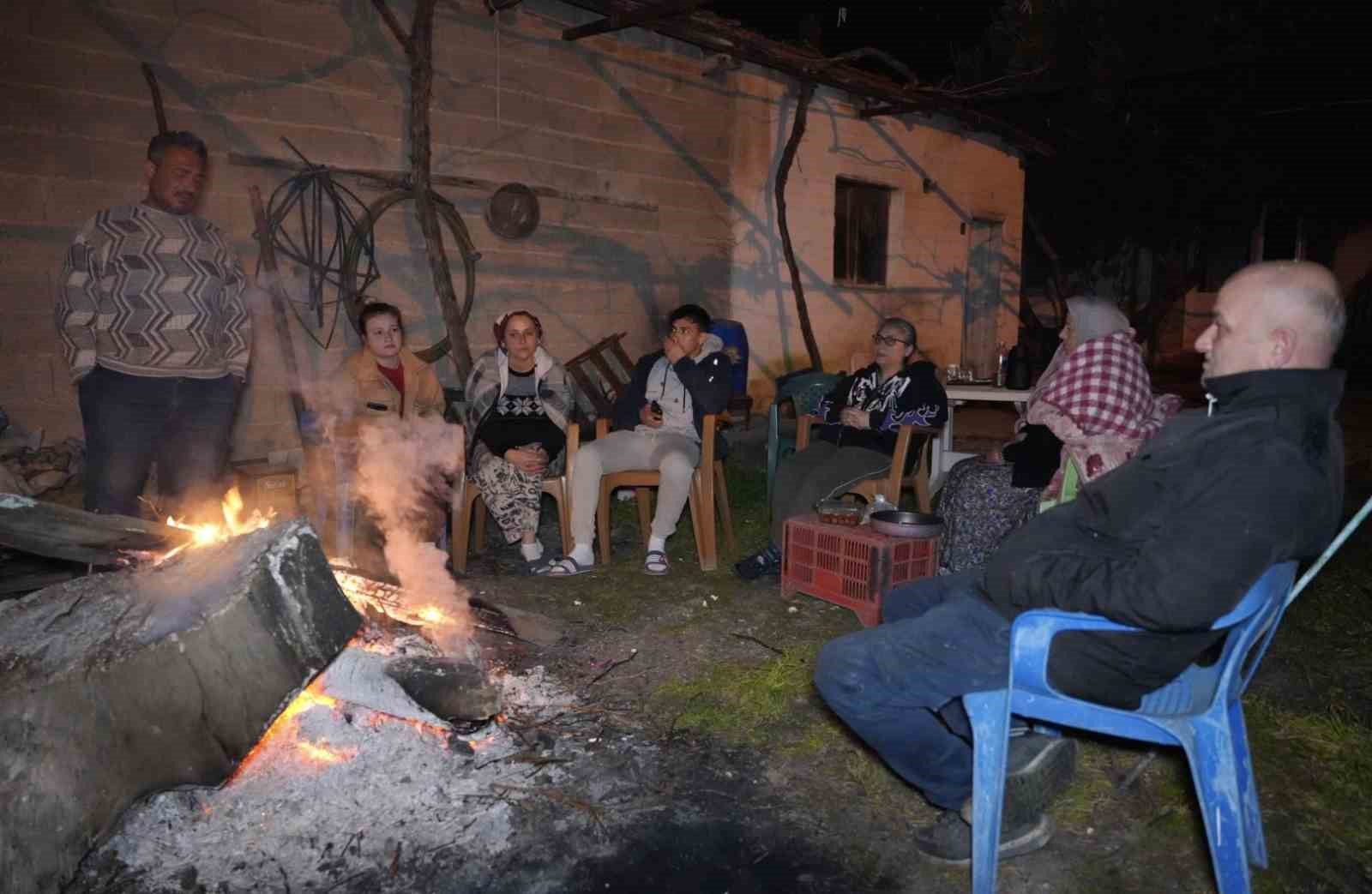 buldanda 51 buyuklugundeki depremin ardindan yasanan artcilardan korkan vatandaslar disarda sabahladi 1 ITAgwQE3