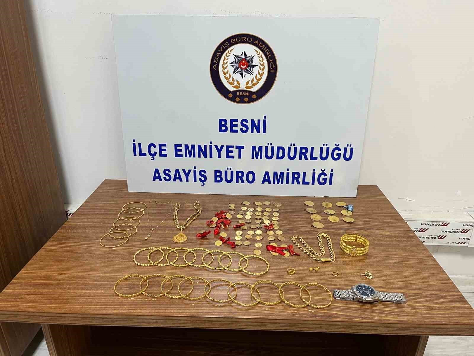 Bulduğu 6,5 milyonluk altın dolu çantayı polise teslim etti 4 buldugu 65 milyonluk altin dolu cantayi polise teslim etti 0 NI1TRAmE