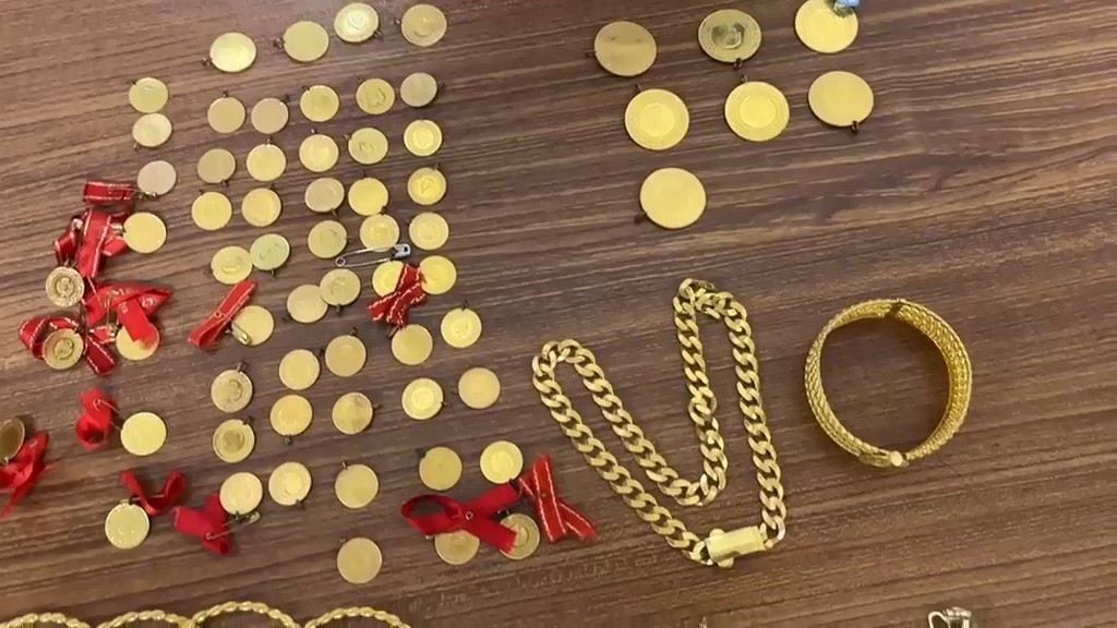 Bulduğu 6,5 milyonluk altın dolu çantayı polise teslim etti 5 buldugu 65 milyonluk altin dolu cantayi polise teslim etti 1
