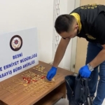 buldugu-65-milyonluk-altin-dolu-cantayi-polise-teslim-etti-XSaOikJe.jpg