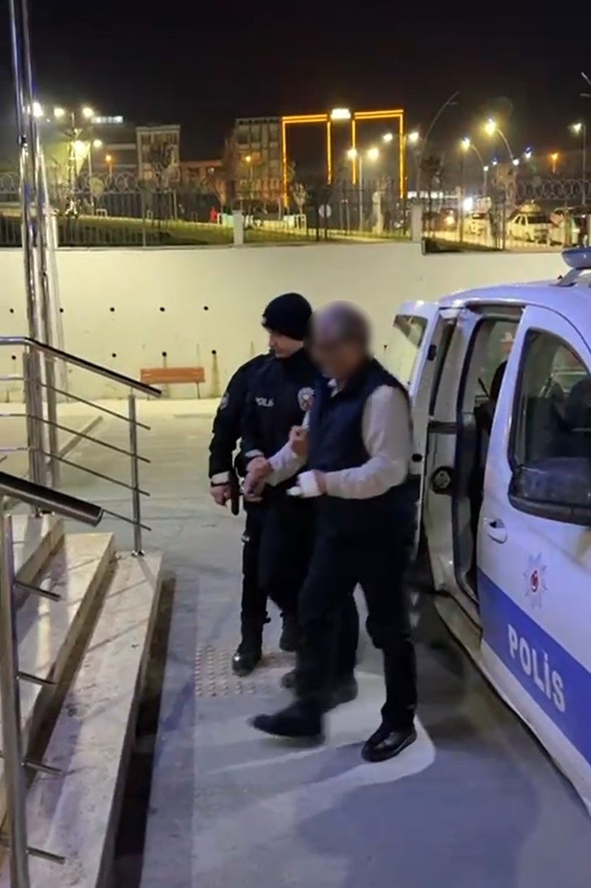 buldugu hediye kartlarini harcadigi yakalaninca ortaya cikti 0 2aSy8RMv