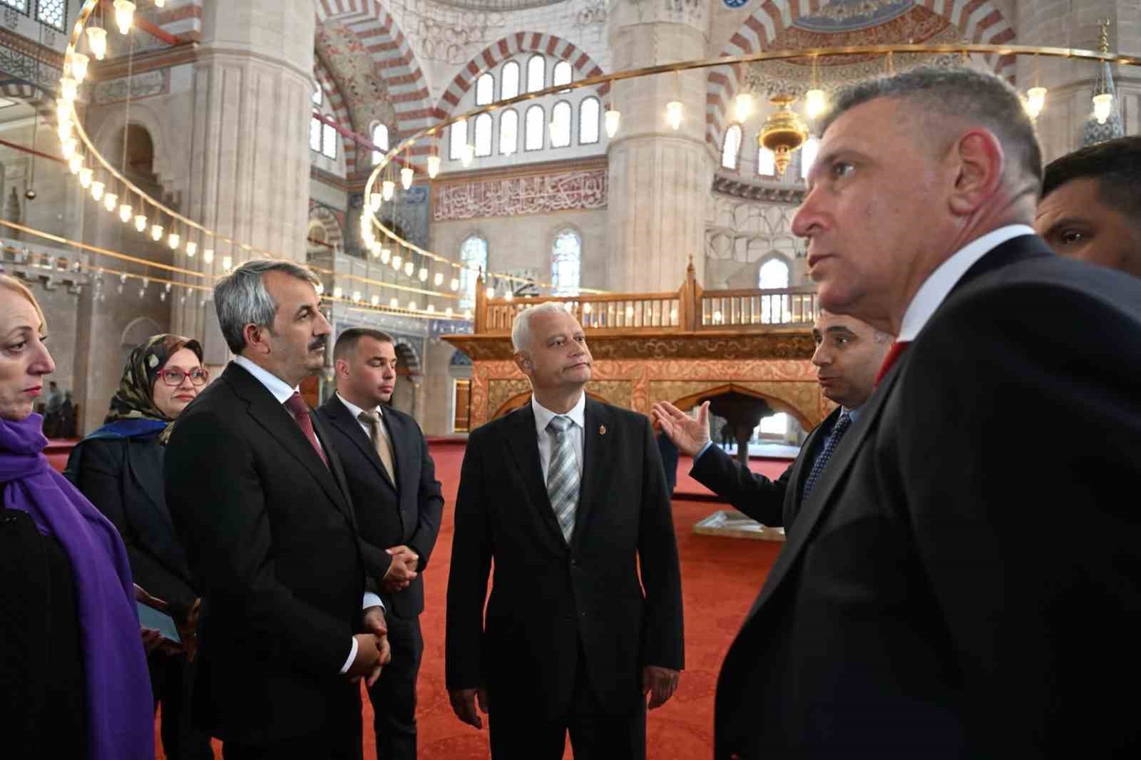 Bulgaristan İçişleri Bakanı Emil Dachev Selimiye Camii’ne hayran kaldı 4 bulgaristan icisleri bakani emil dachev selimiye camiine hayran kaldi 0 gt2LpVVf