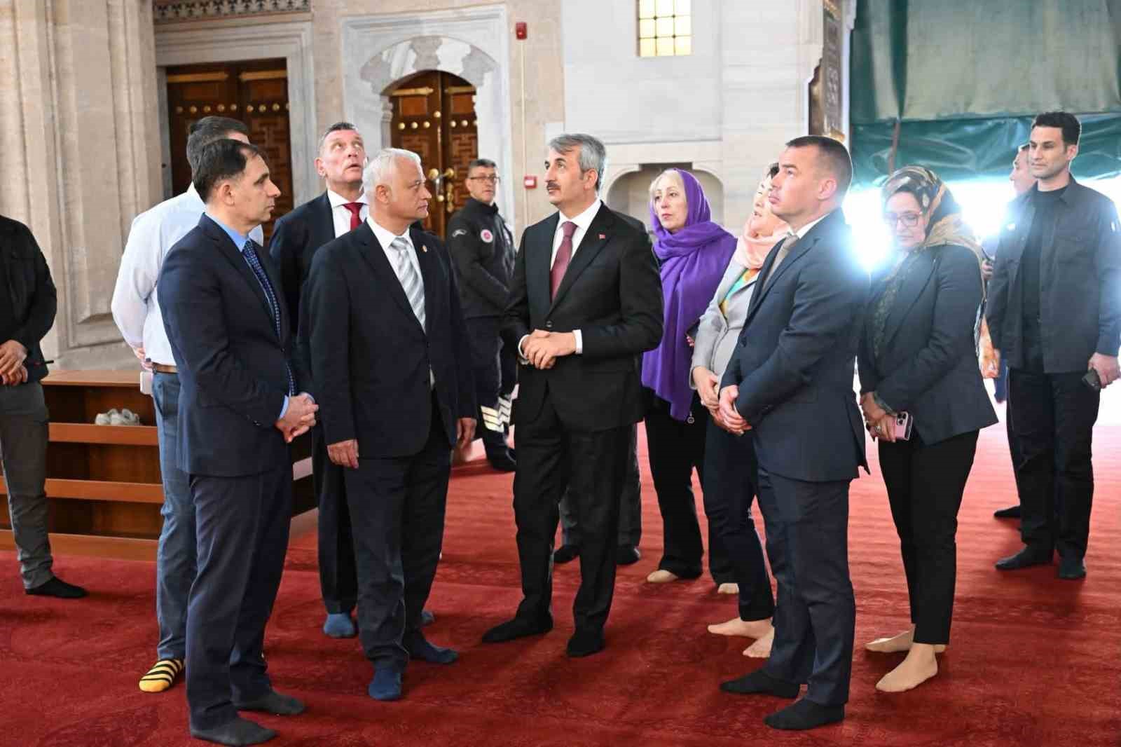 Bulgaristan İçişleri Bakanı Emil Dachev Selimiye Camii’ne hayran kaldı 7 bulgaristan icisleri bakani emil dachev selimiye camiine hayran kaldi 3 zXlOgVhb