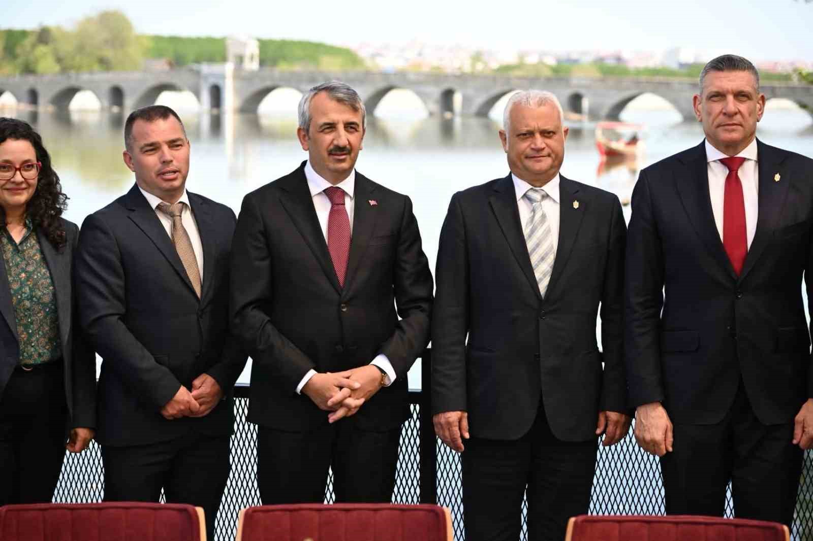 Bulgaristan İçişleri Bakanı Emil Dachev Selimiye Camii’ne hayran kaldı 9 bulgaristan icisleri bakani emil dachev selimiye camiine hayran kaldi 5 7zFVgw7U