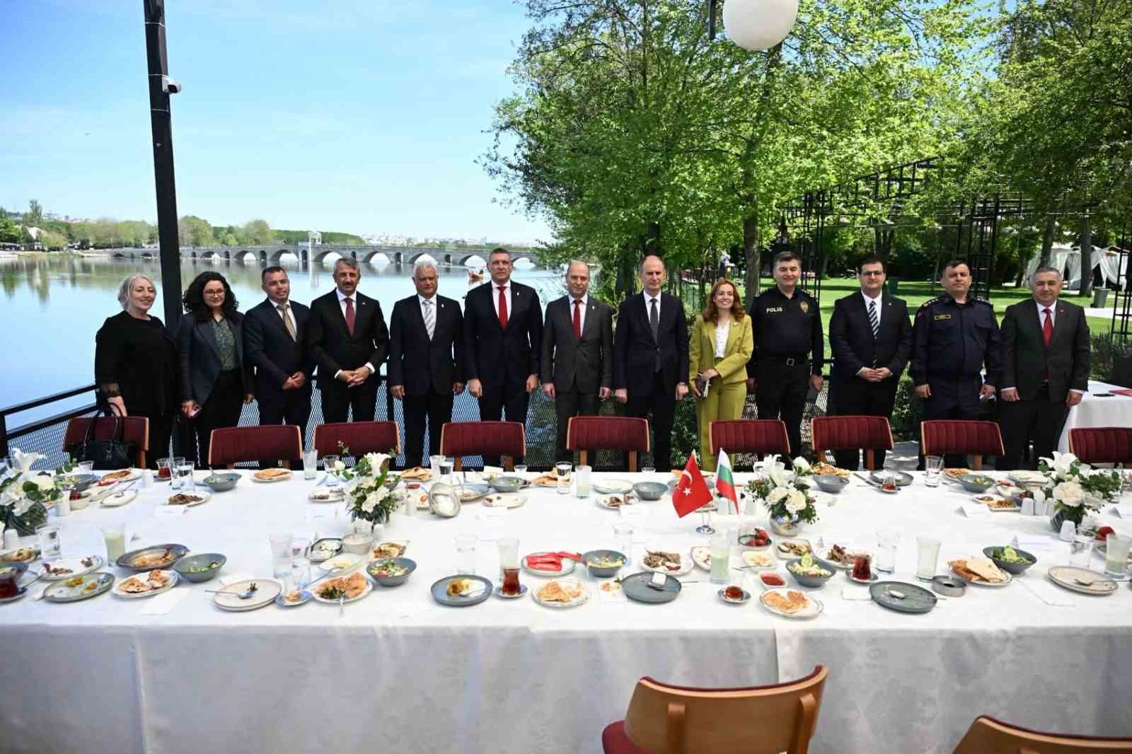 Bulgaristan İçişleri Bakanı Emil Dachev Selimiye Camii’ne hayran kaldı 10 bulgaristan icisleri bakani emil dachev selimiye camiine hayran kaldi 6 7uzZJn8R
