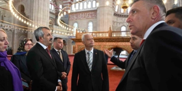 bulgaristan-icisleri-bakani-emil-dachev-selimiye-camiine-hayran-kaldi-zbFKwCOn.jpg
