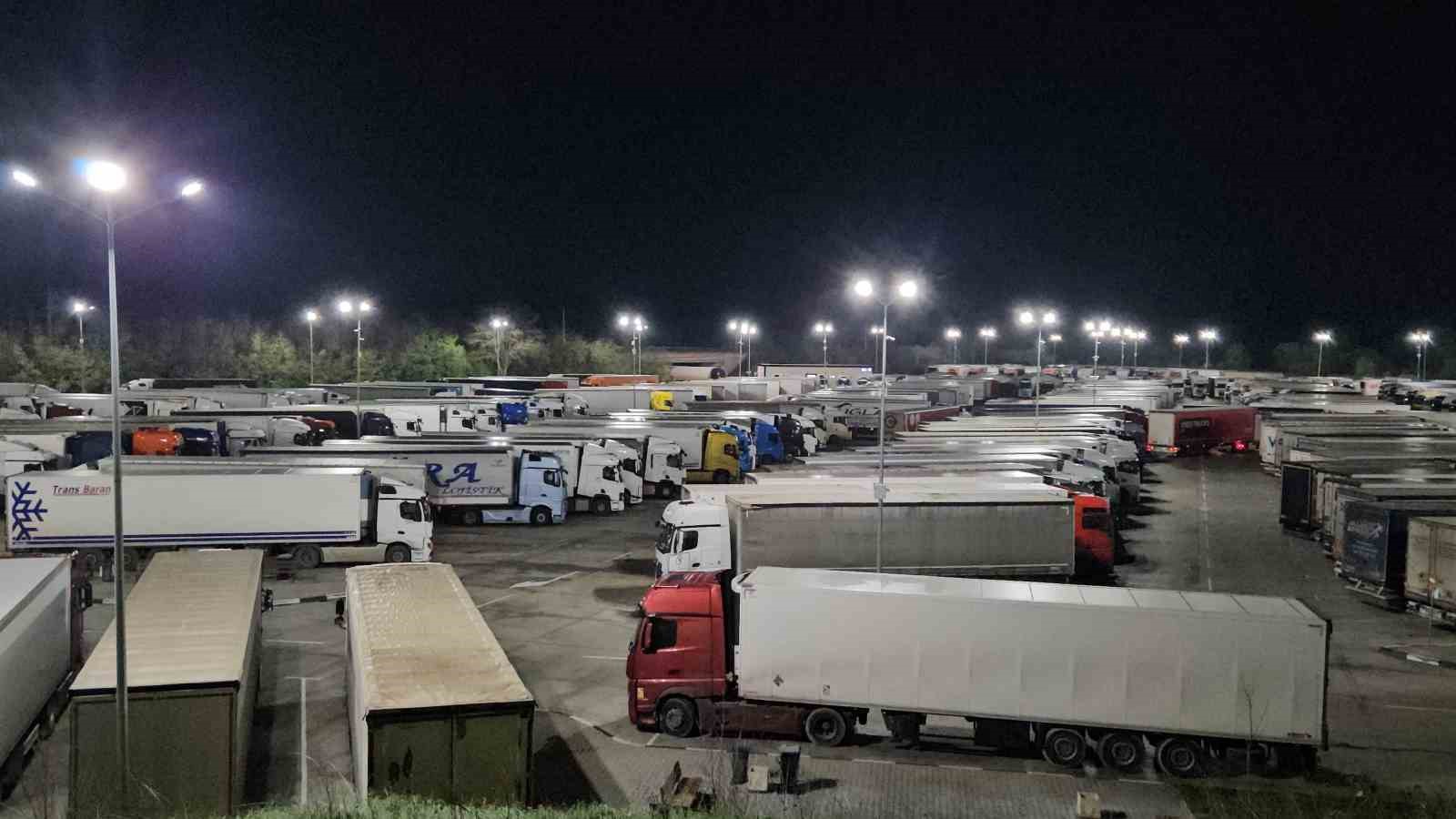 bulgaristan tarafinda 32 kilometre tir kuyrugu olustu 1 cgacYC25