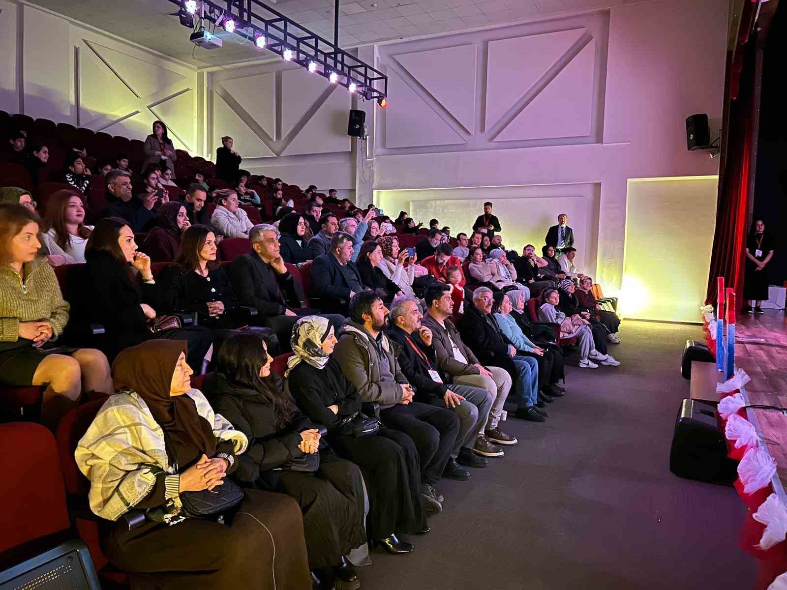 bulut basari kolejinde degerler sahneye tasindi 1 L9tf2jVV