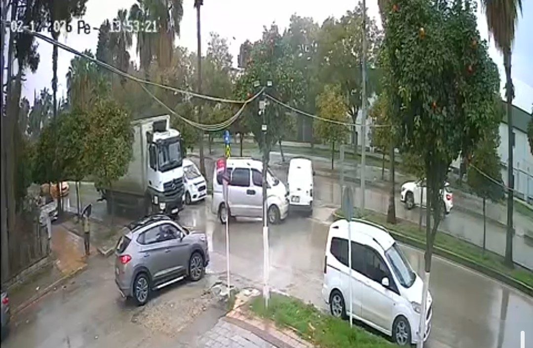 bulvarda surekli kaza olmasina esnaf isyan etti 3 WpdX7mKn