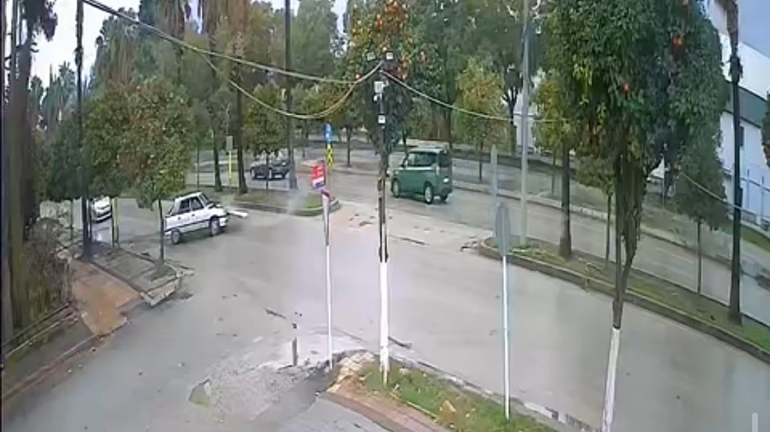 bulvarda surekli kaza olmasina esnaf isyan etti 6 BrVVsFE4
