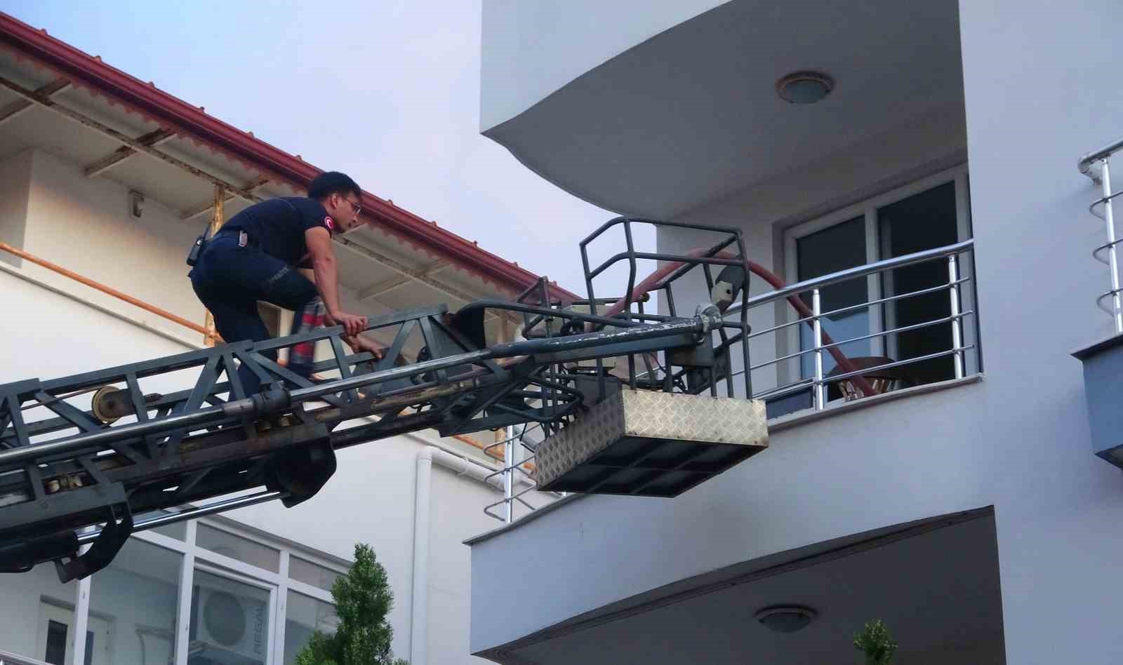 Bunalıma girip evini yakan genci ekipler kurtardı 5 bunalima girip evini yakan genci ekipler kurtardi 1 WZvIrJjR