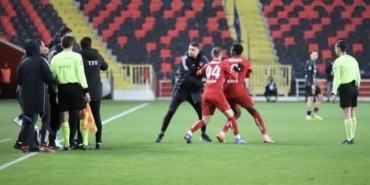 burak-yilmaz-futbol-kamuoyu-ve-tum-hakemlerimizden-ozur-diliyorum-1rTWYQck.jpg