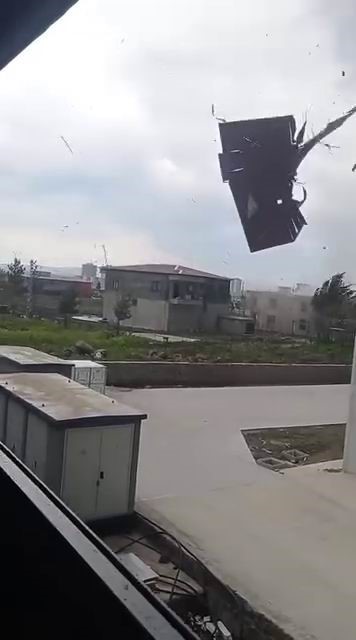 burasi amerika degil diyarbakir siddetli firtina evin catisini ucurdu 0 aaZ37BqI