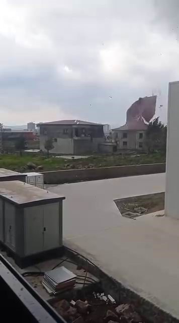 burasi amerika degil diyarbakir siddetli firtina evin catisini ucurdu 1 V6ZBUByA