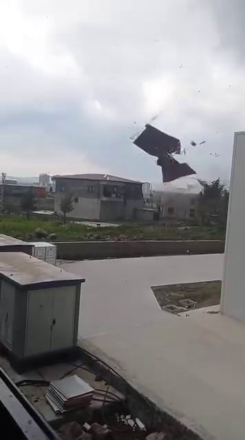 burasi amerika degil diyarbakir siddetli firtina evin catisini ucurdu 2