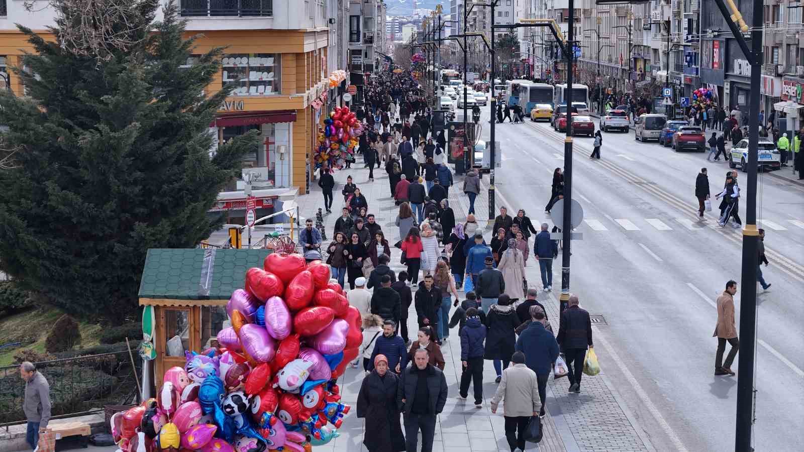 Burası ne Beyoğlu ne de Taksim: Sivas’ta cadde ve sokaklar doldu taştı 6 burasi ne beyoglu ne de taksim sivasta cadde ve sokaklar doldu tasti 2 71tQe4w2