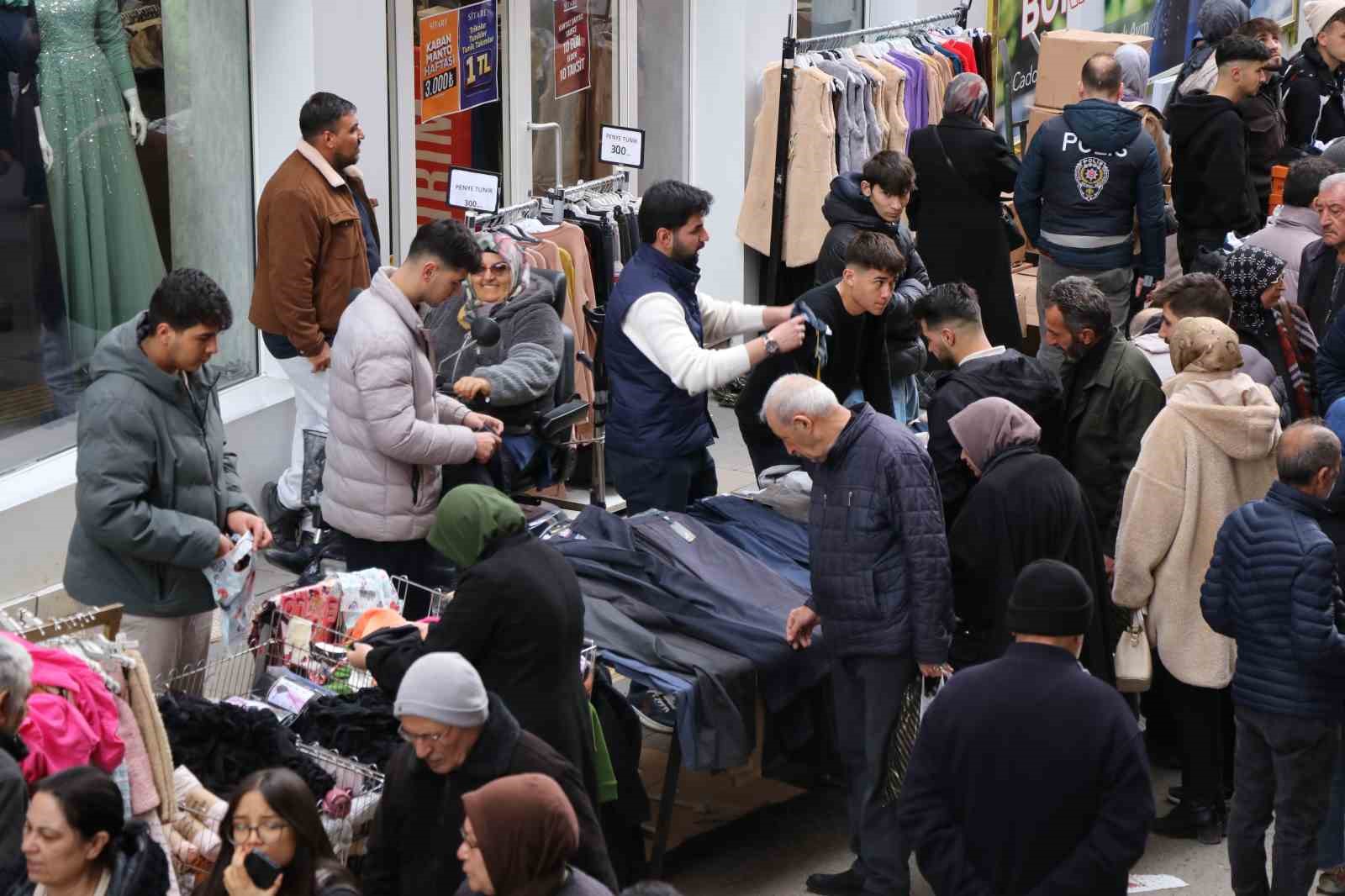 Burası ne Beyoğlu ne de Taksim: Sivas’ta cadde ve sokaklar doldu taştı 9 burasi ne beyoglu ne de taksim sivasta cadde ve sokaklar doldu tasti 5