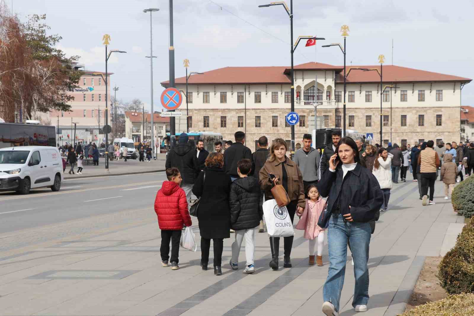 Burası ne Beyoğlu ne de Taksim: Sivas’ta cadde ve sokaklar doldu taştı 10 burasi ne beyoglu ne de taksim sivasta cadde ve sokaklar doldu tasti 6 h1OQ6seU