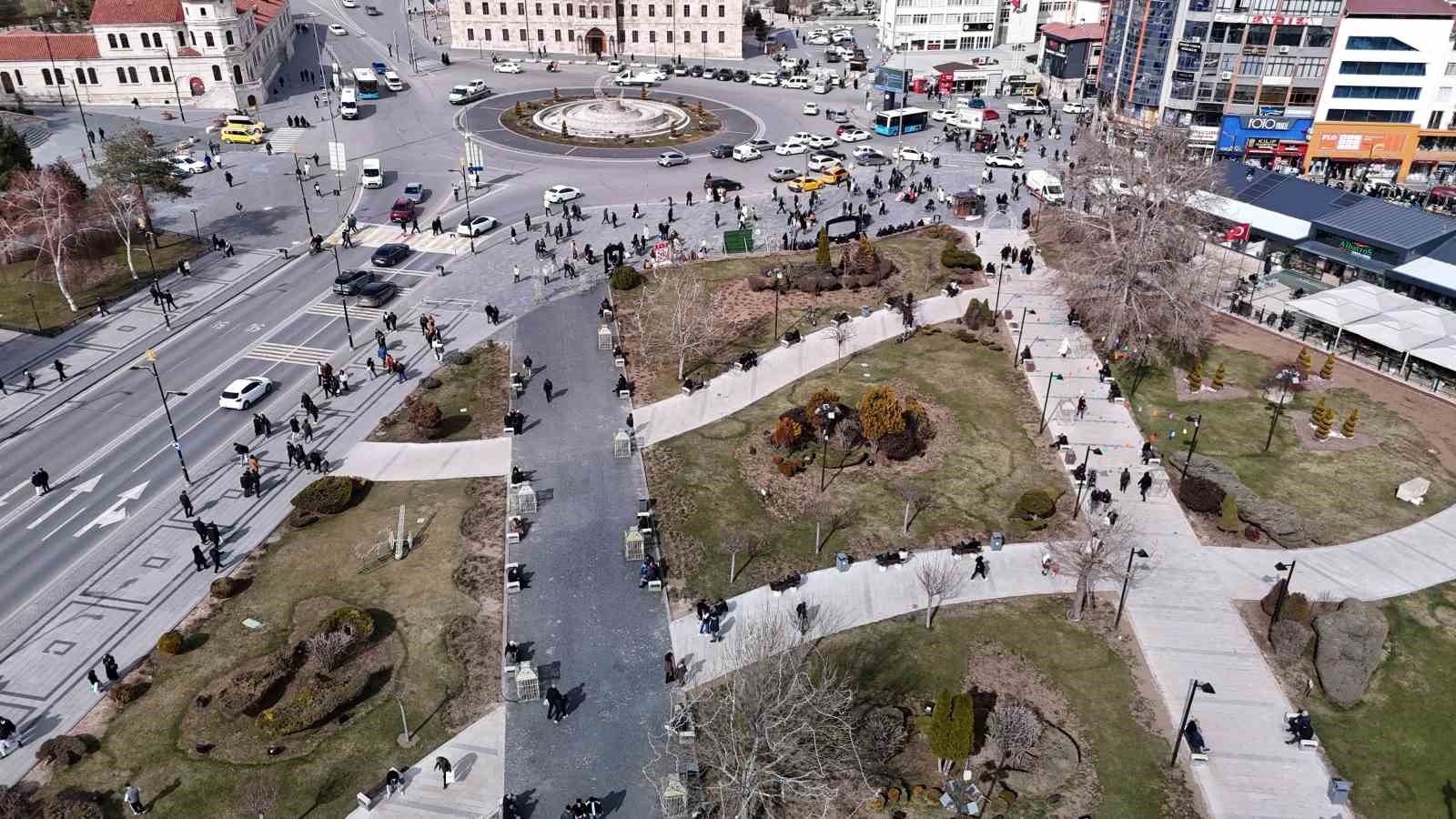 Burası ne Beyoğlu ne de Taksim: Sivas’ta cadde ve sokaklar doldu taştı 11 burasi ne beyoglu ne de taksim sivasta cadde ve sokaklar doldu tasti 7 rfZyP5Am