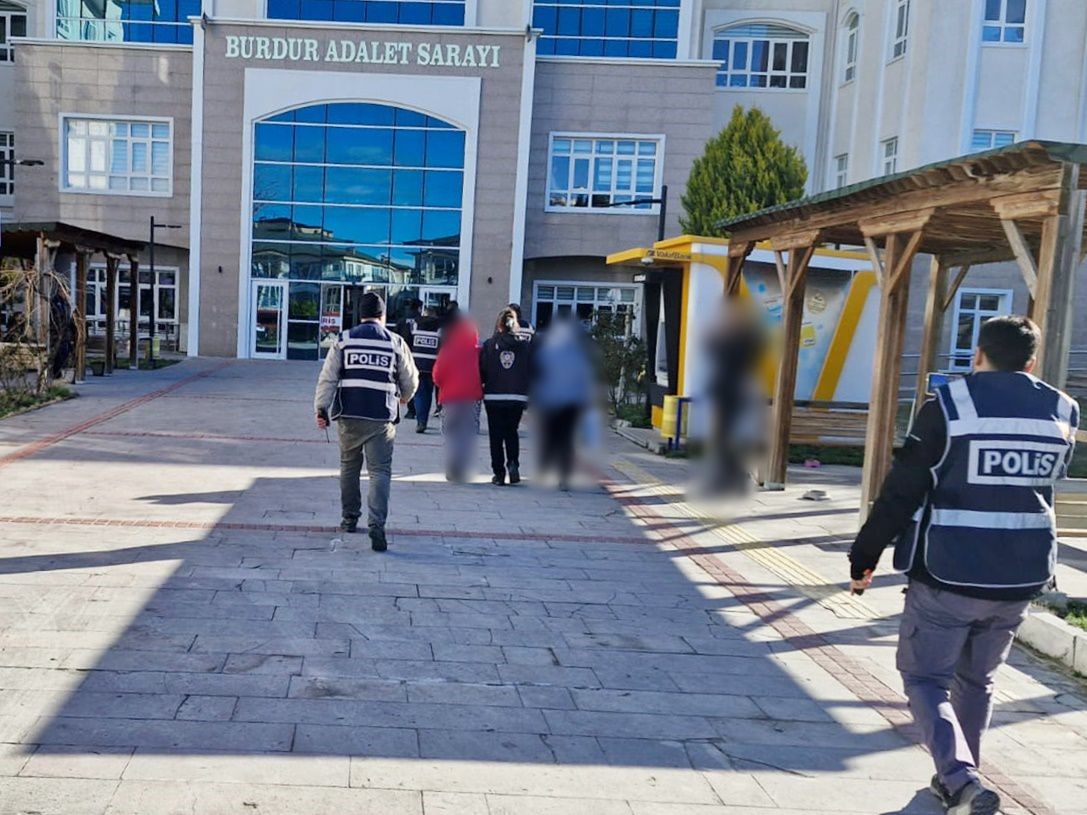 burdurda 1 milyon degerinde sahte altin sattilar polisten kacamadilar 0 mSDvuuLd