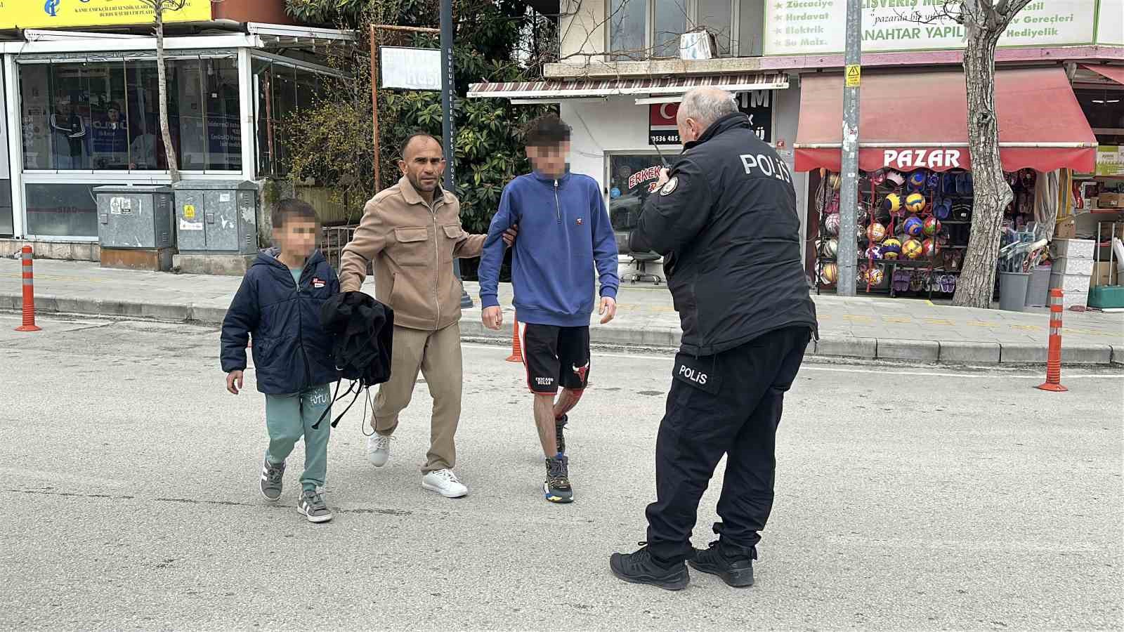 burdurda 2 genc tanimadigi bir kisi tarafindan bicaklandi 0 W5IpQSP9