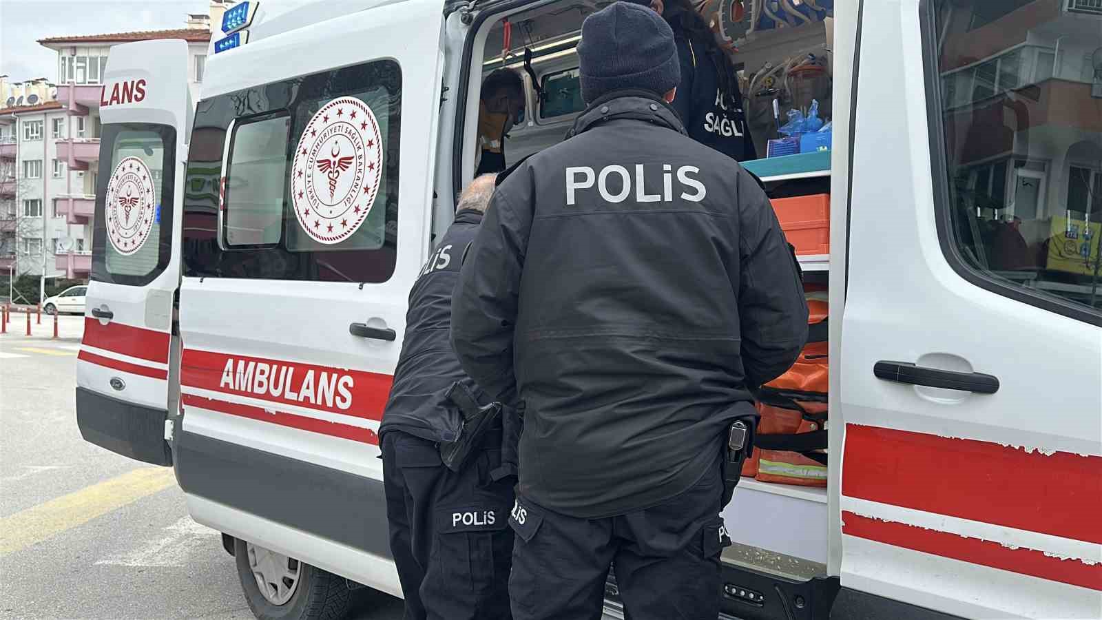 burdurda 2 genc tanimadigi bir kisi tarafindan bicaklandi 1 SCgibrgQ