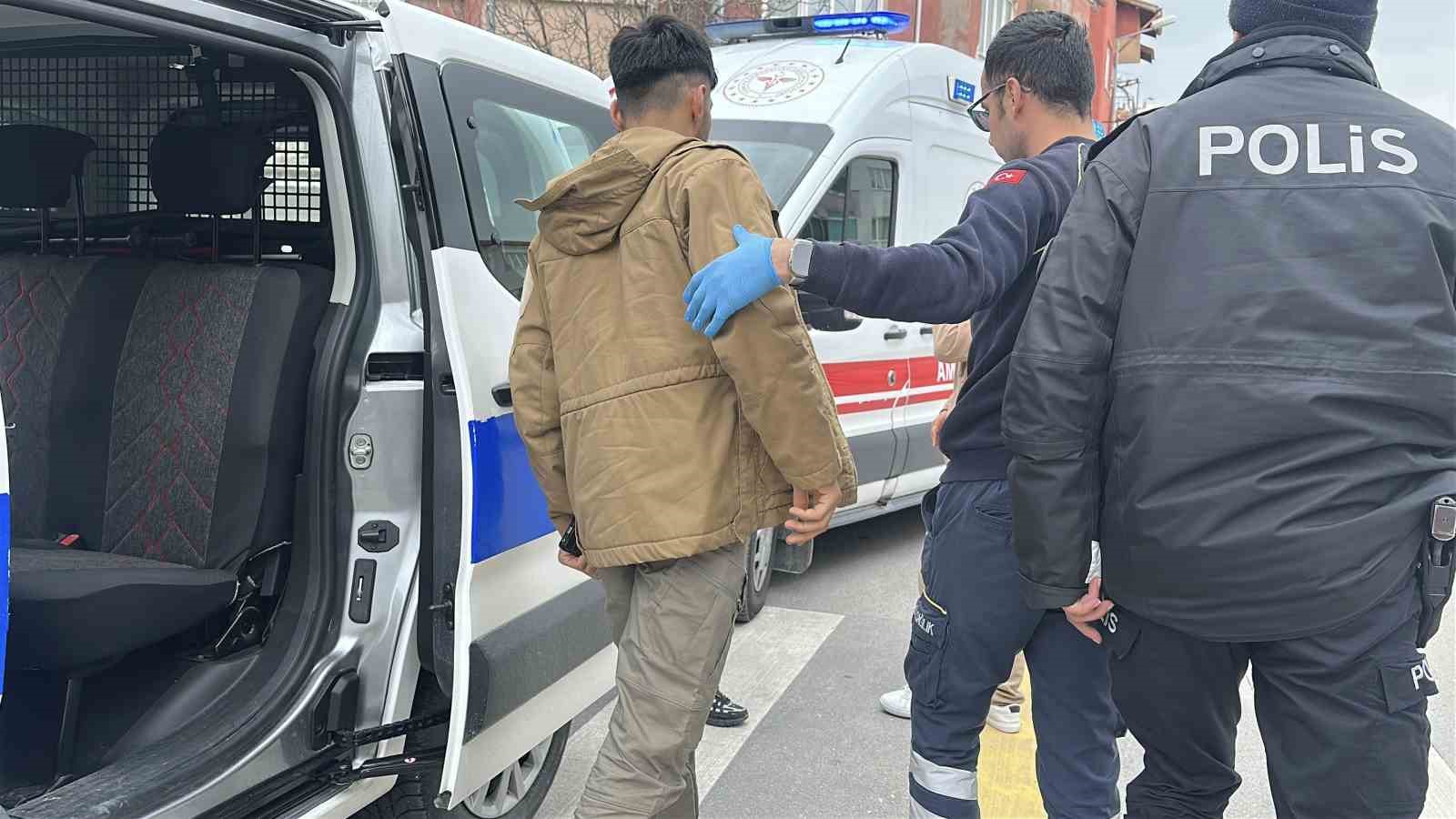 burdurda 2 genc tanimadigi bir kisi tarafindan bicaklandi 2 c7N4fcUm