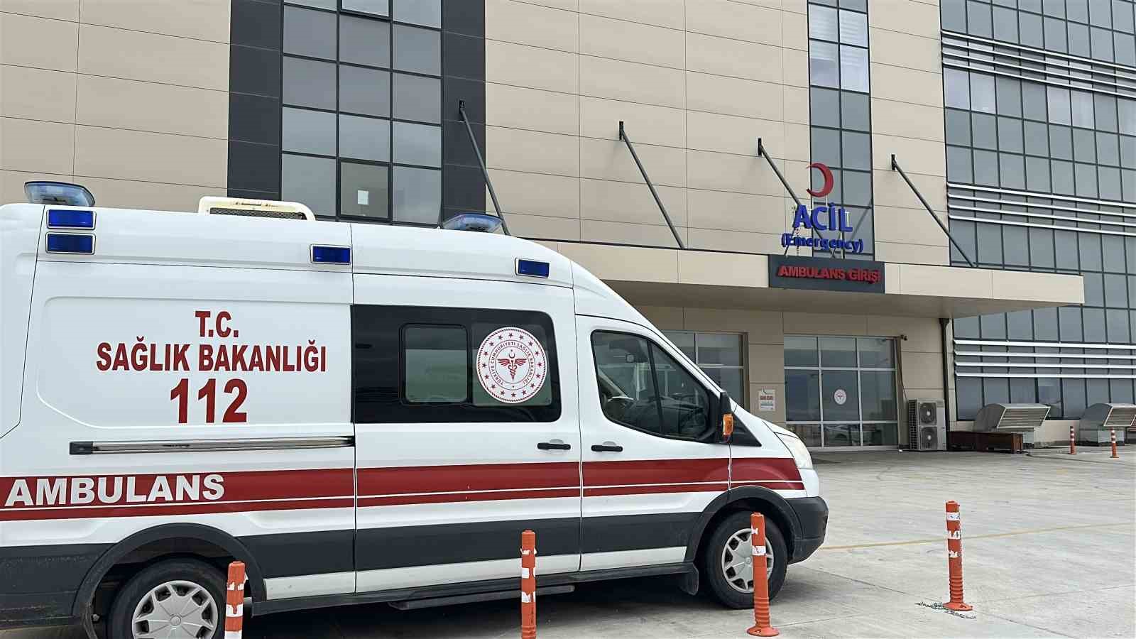 burdurda 2 genc tanimadigi bir kisi tarafindan bicaklandi 3 jPVLmMWl