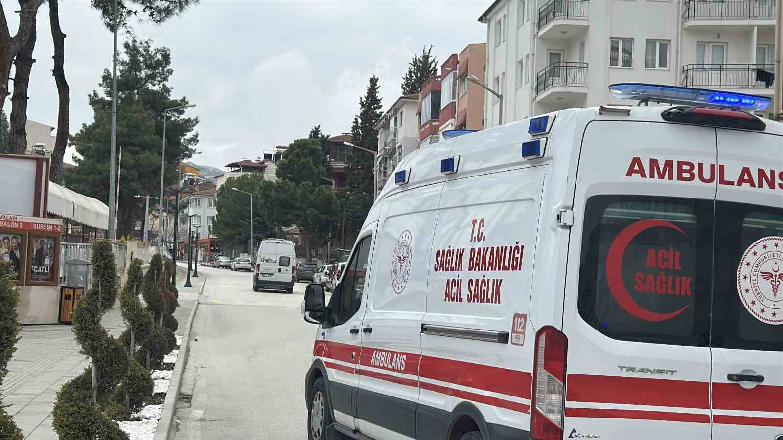 burdurda 2 genc tanimadigi bir kisi tarafindan bicaklandi 4 uIifyph3