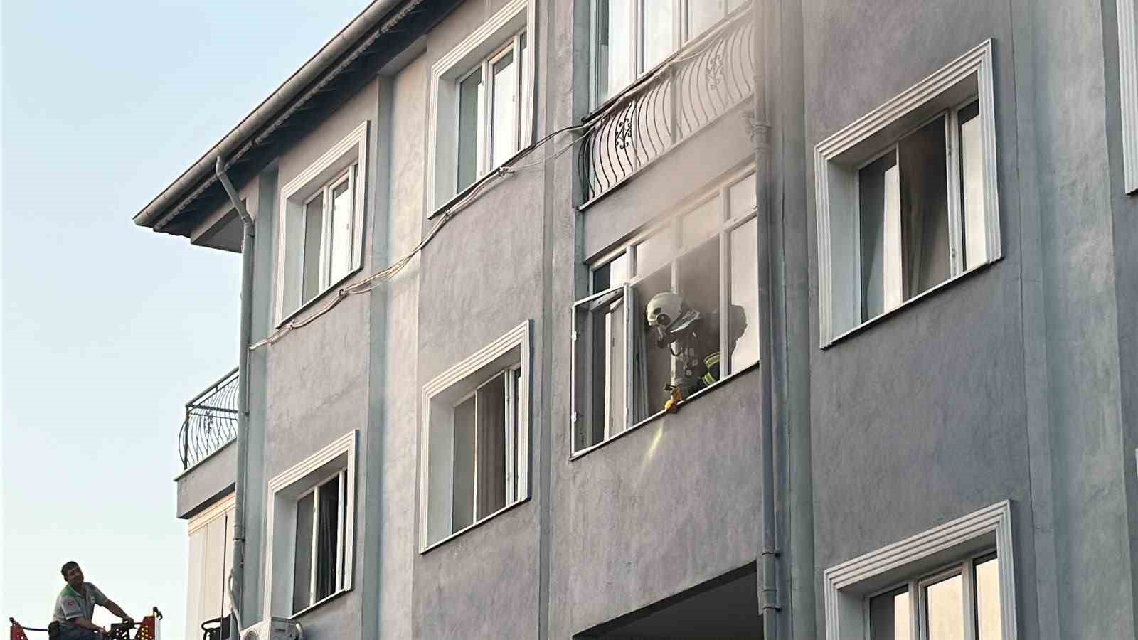 burdurda 3 katli binada cikan yanginda 6 kisi itfaiye ekiplerince kurtarildi 0 3gn1LqY5