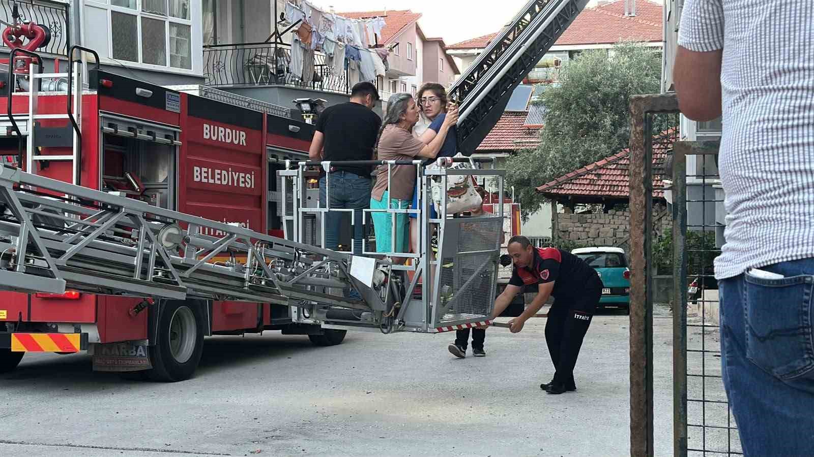 burdurda 3 katli binada cikan yanginda 6 kisi itfaiye ekiplerince kurtarildi 1 Wnwzg7YD