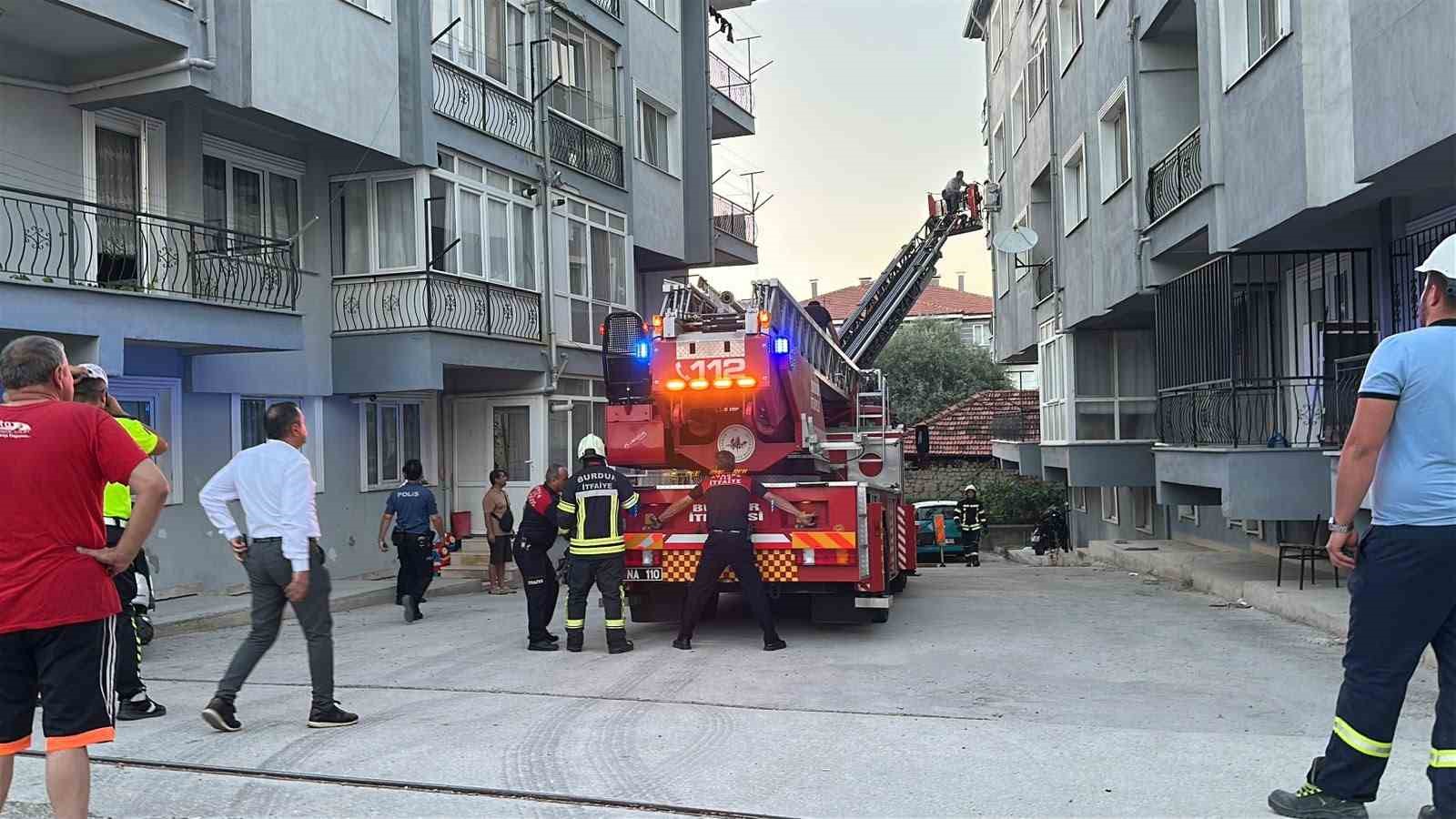 burdurda 3 katli binada cikan yanginda 6 kisi itfaiye ekiplerince kurtarildi 2 BDbQKak3