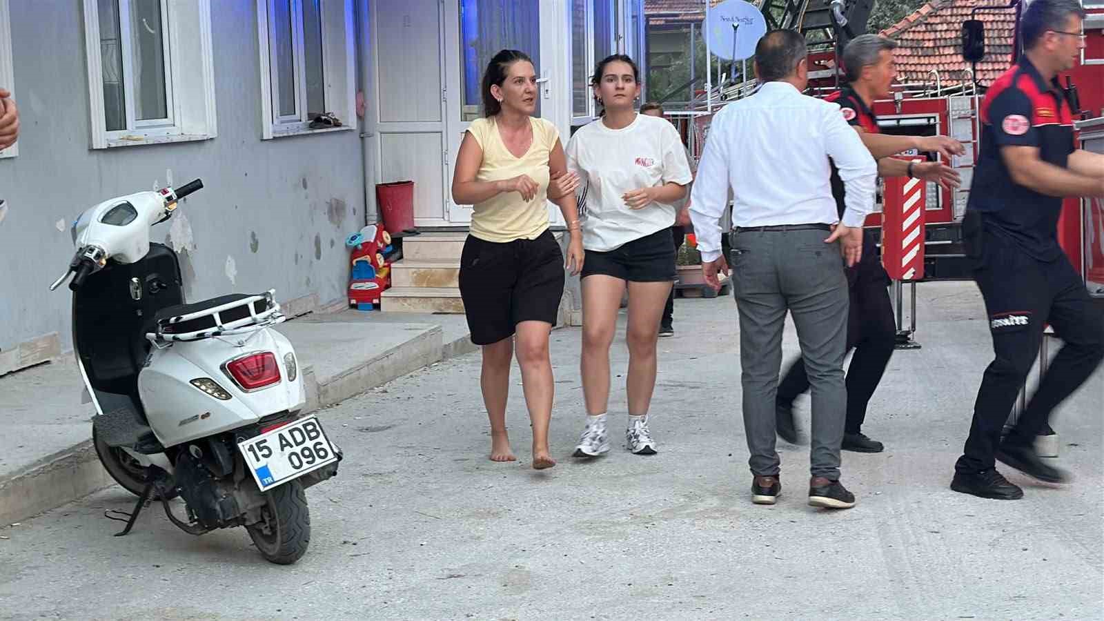 burdurda 3 katli binada cikan yanginda 6 kisi itfaiye ekiplerince kurtarildi 4 jRcsN8m7
