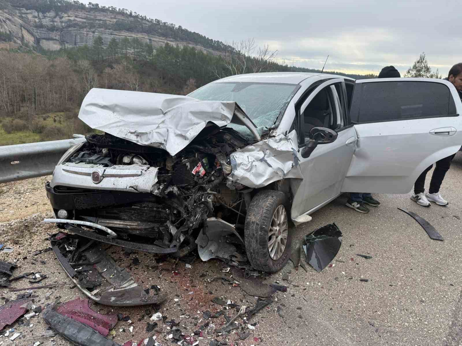 Burdur’da 3 otomobil çarpıştı: 4 yaralı 5 burdurda 3 otomobil carpisti 4 yarali 1 1GZLaAgG
