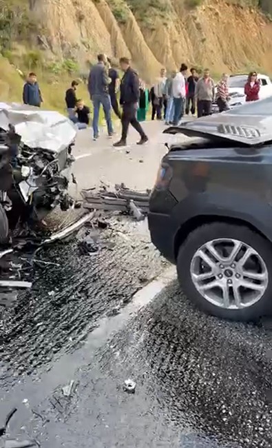 burdurda 3 otomobil carpisti 5 yarali 1 CqTNC46c