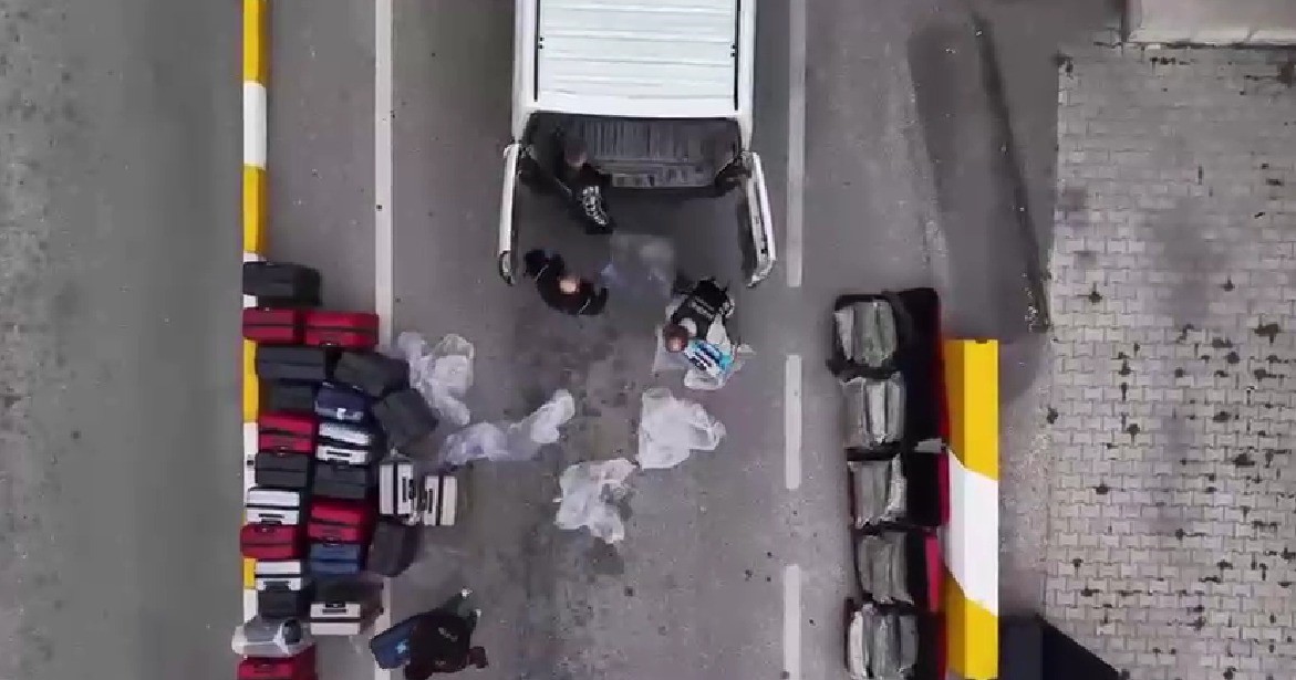 burdurda 36 kilo skunk maddesi ele gecirildi operasyon goruntululeri film sahnelerini aratmadi 2 HtHlG6Lw