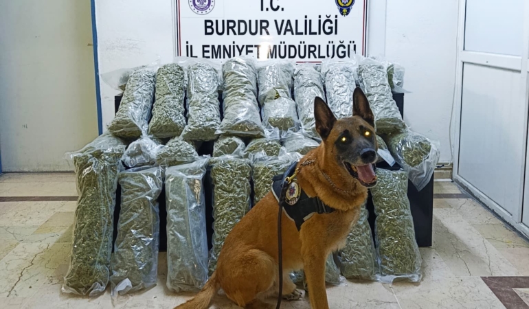 burdurda-36-kilo-skunk-maddesi-ele-gecirildi-operasyon-goruntululeri-film-sahnelerini-aratmadi-nVfjNe9w.jpg