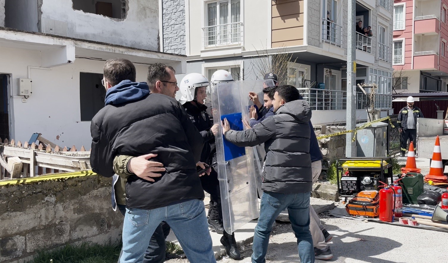 burdurda 57 buyuklugundeki deprem tatbikatinda gercegi aratmayan goruntuler 0 U5GdcTCr
