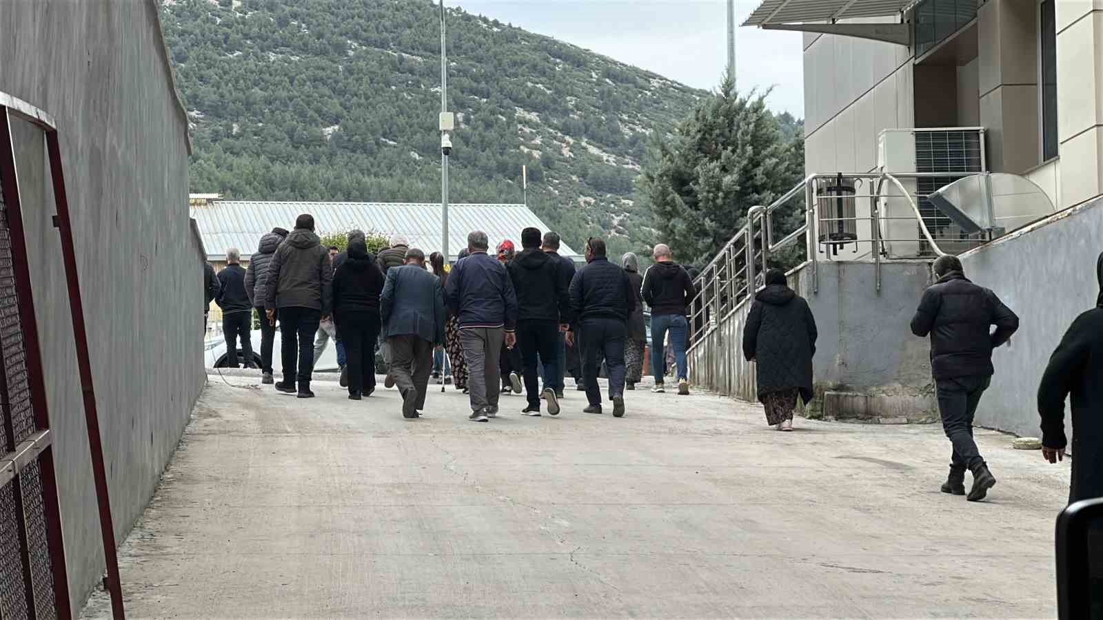 burdurda 7 kisinin hayatini kaybettigi kazada aileler cenazelerini gozyaslariyla teslim aldi 1 24p9fQbu