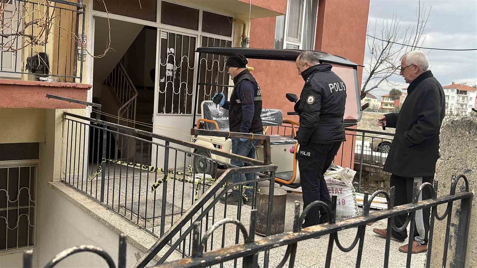 burdurda arkadasinin evinde fenalasan adam hayatini kaybetti 2 LWn8cH97