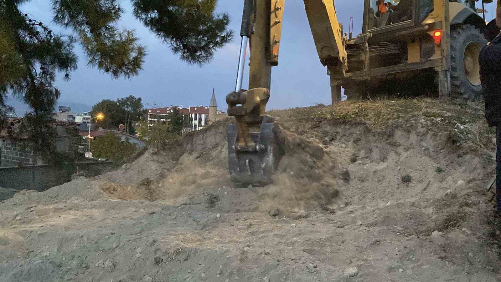 Burdur’da belediyenin kazı çalışması sırasında insan kemikleri bulundu 8 burdurda belediyenin kazi calismasi sirasinda insan kemikleri bulundu 4 2ntnpBNQ