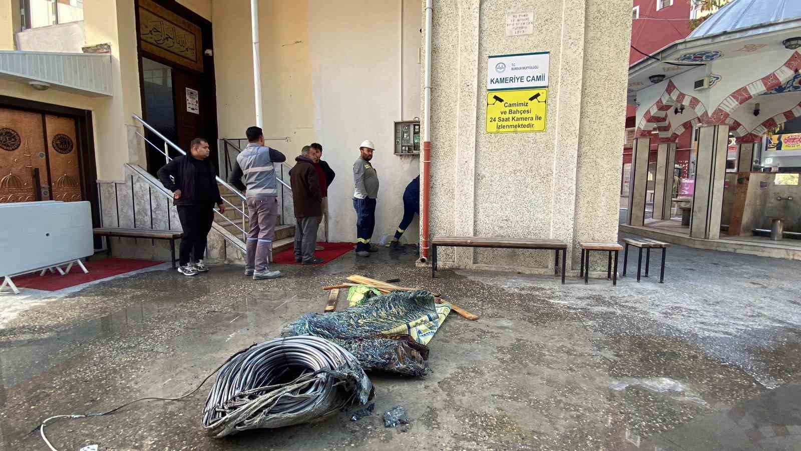 burdurda cami minaresinde yangin korkuttu 3