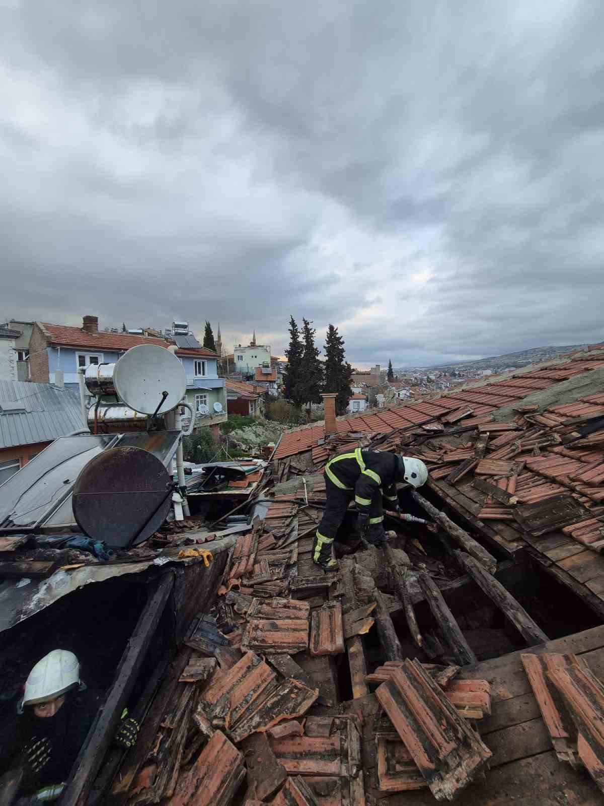 burdurda cati yangini ekiplerce sonduruldu 4 1gfleens