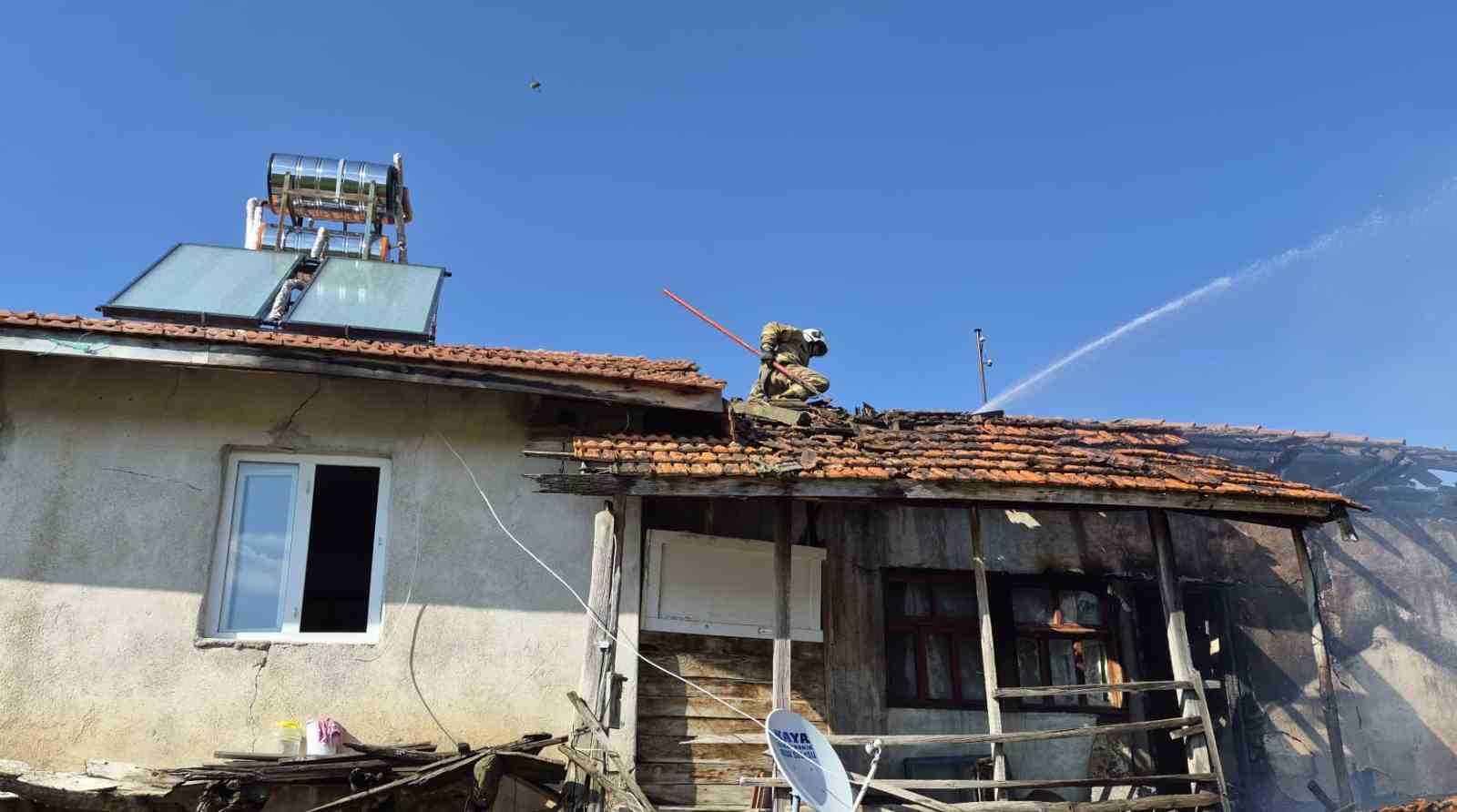 burdurda cikan yanginda ev ve ahir zarar gordu 2 UekYpr9f