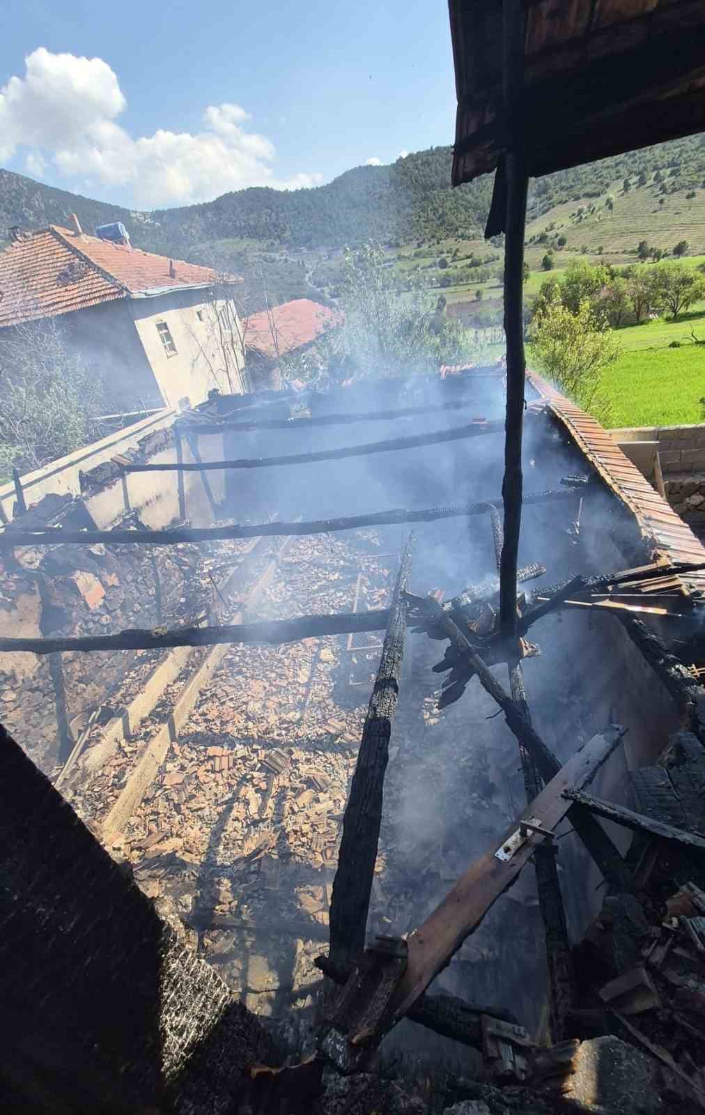 burdurda cikan yanginda ev ve ahir zarar gordu 3 A7mOsl1A