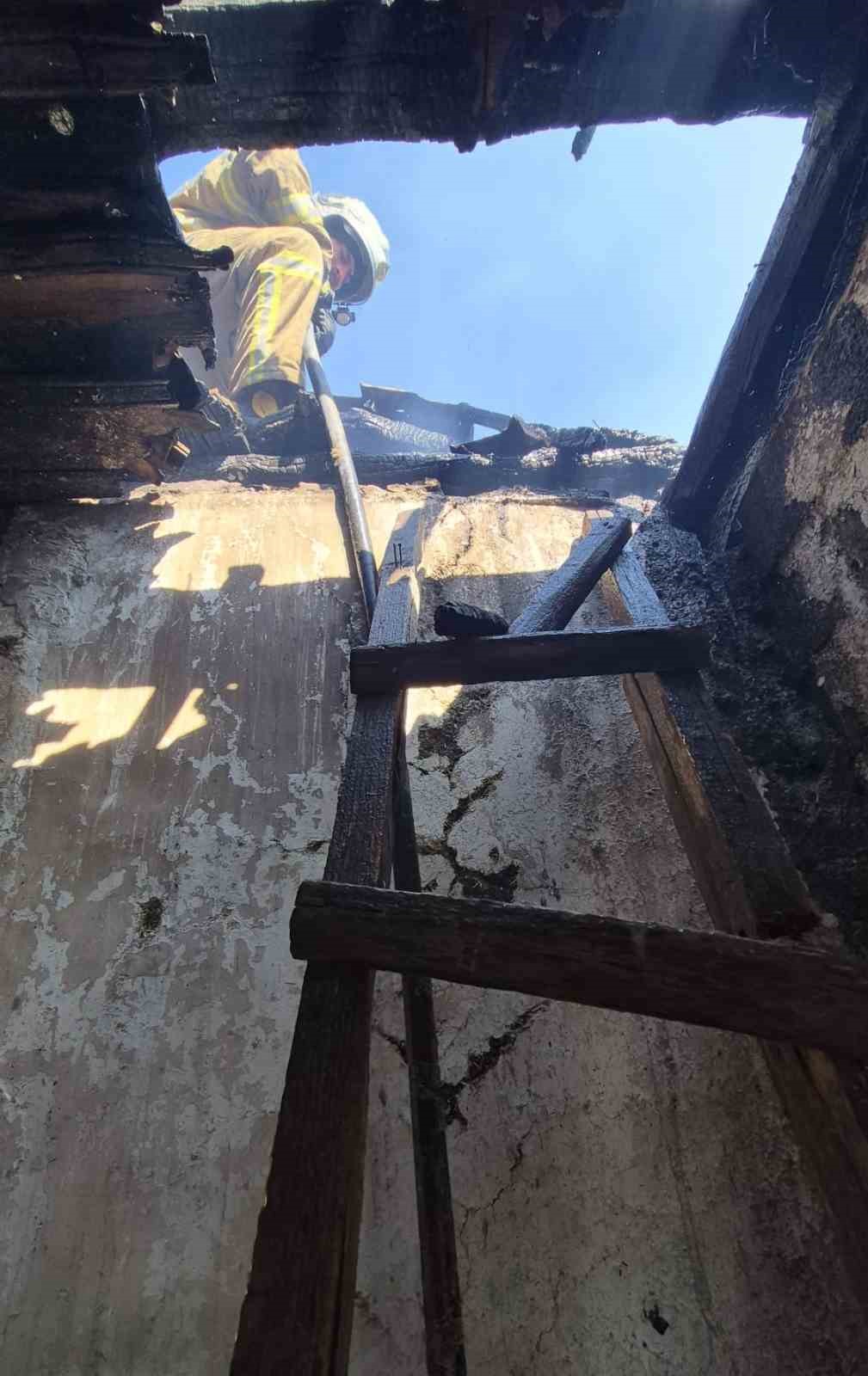 burdurda cikan yanginda ev ve ahir zarar gordu 4 1VrLr4Ke