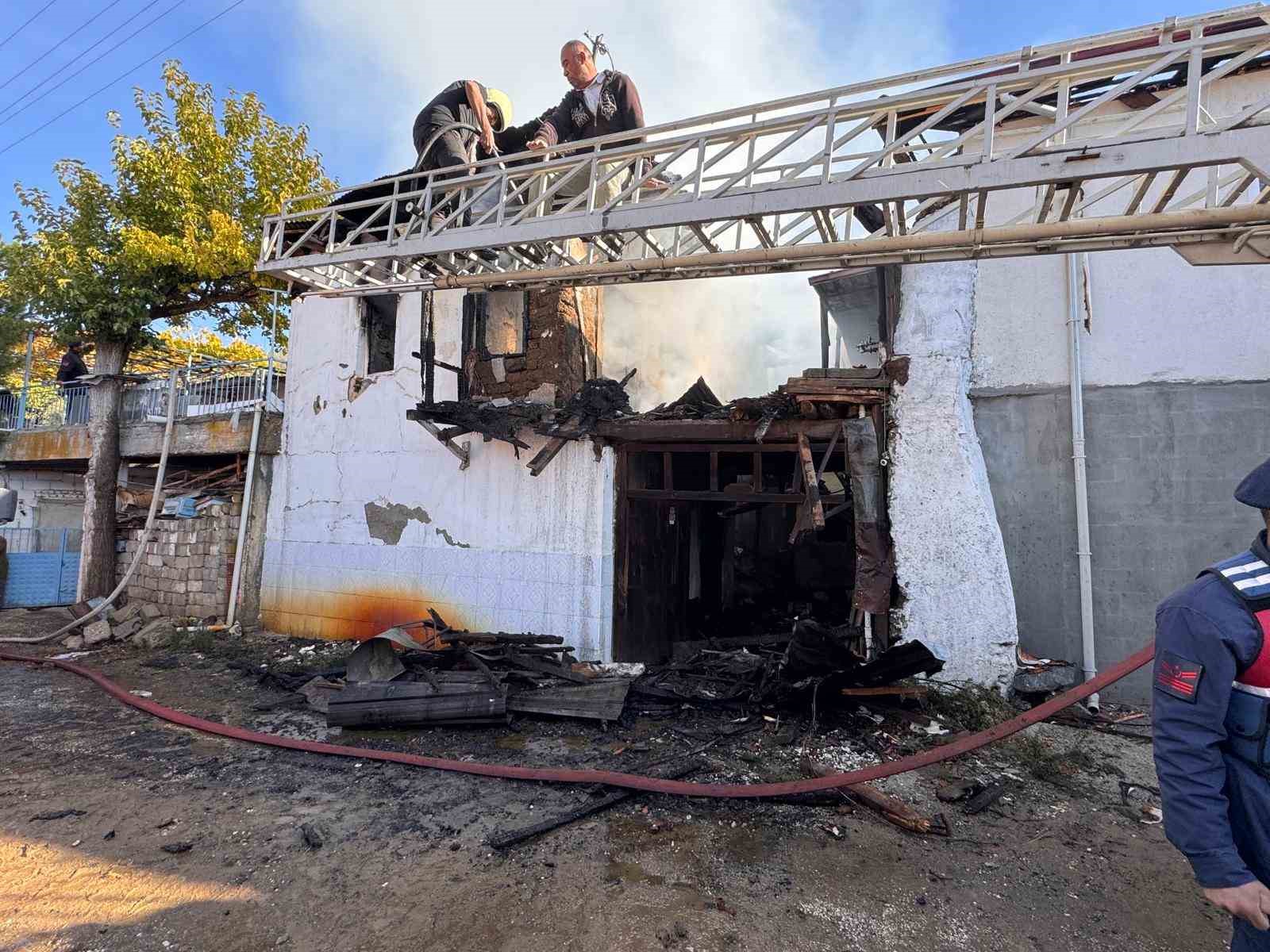 Burdur’da çıkan yangında yaşlı çift hayatını kaybetti 4 burdurda cikan yanginda yasli cift hayatini kaybetti 0 z8SjELjP